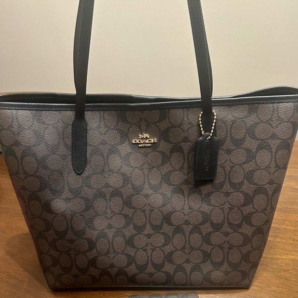 Coach City Tote - Signature Canvas